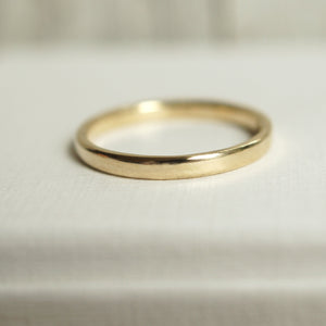 Simple gold wedding band