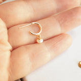 Gold earring with pearl